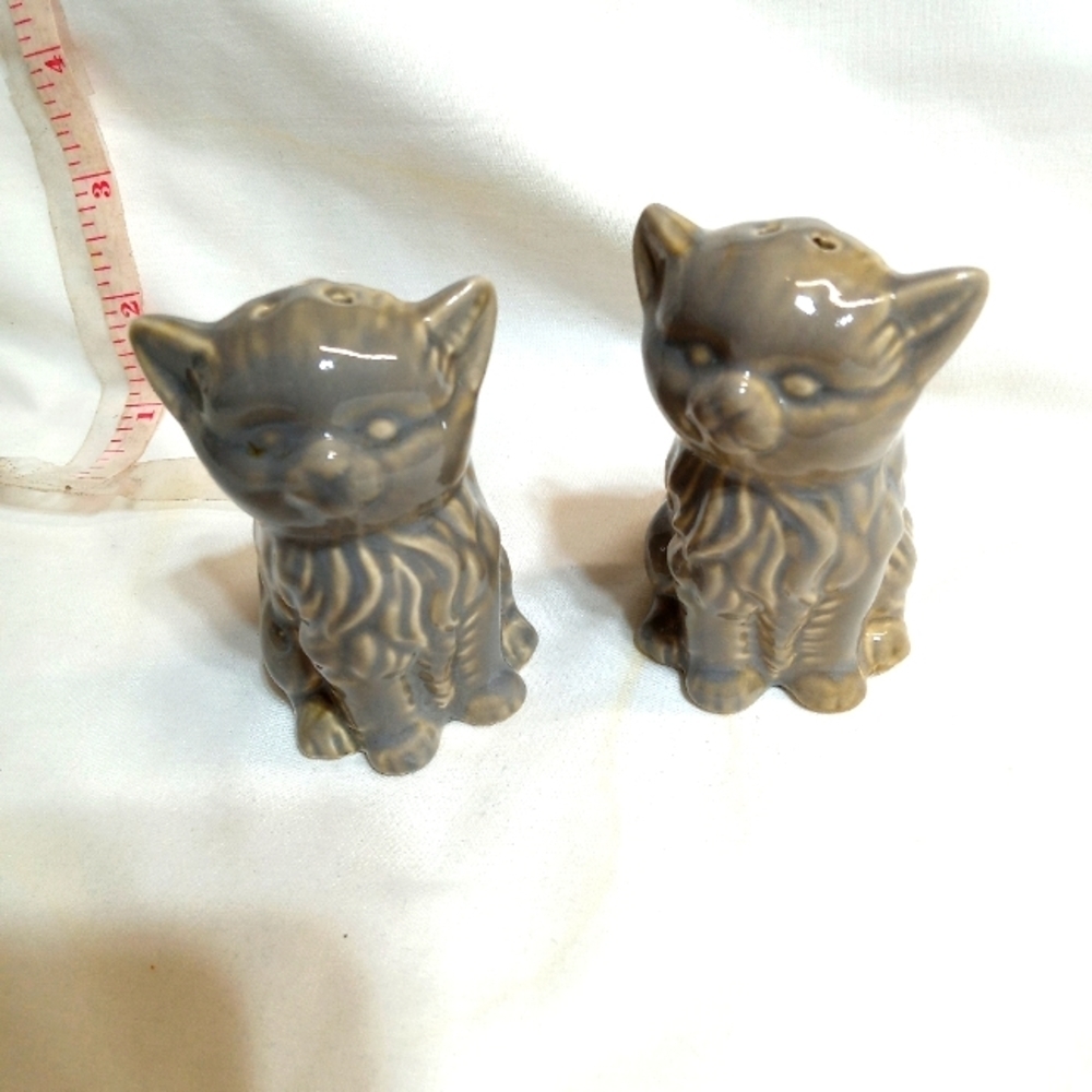 BOSTON Warehouse Kitty Cat Salt and Pepper Shakers Set Ceramic Gray 2 Pcs. (New)